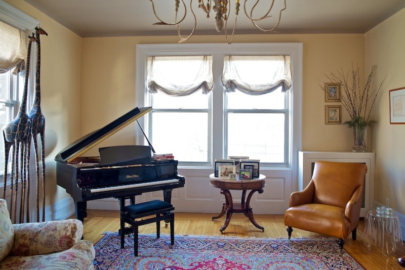 Idéer för ett mellanstort klassiskt separat vardagsrum, med ett musikrum, gula väggar, ljust trägolv och en öppen hörnspis