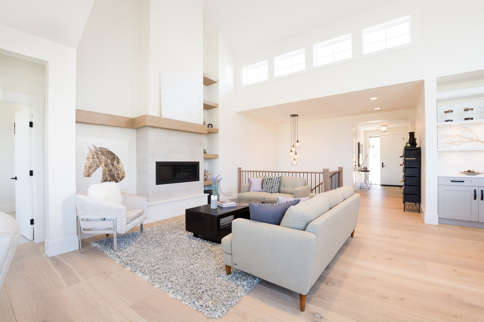 Mittelgroßes, Offenes Modernes Wohnzimmer mit weißer Wandfarbe, hellem Holzboden und Gaskamin in Sonstige