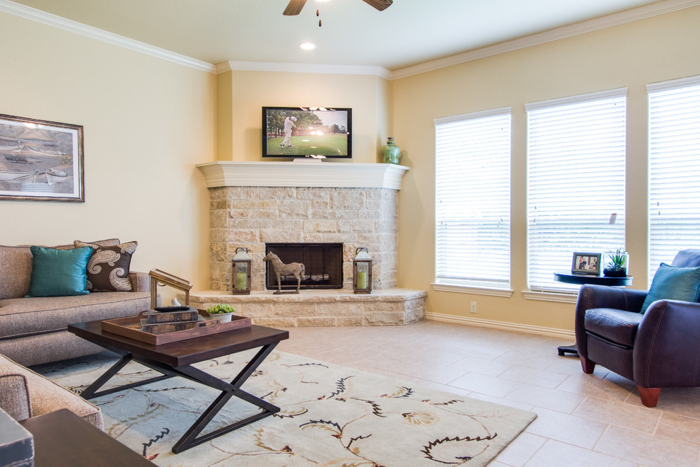 Mittelgroßes, Offenes Klassisches Wohnzimmer mit beiger Wandfarbe, Keramikboden, Eckkamin, Kaminumrandung aus Backstein und Eck-TV in Dallas