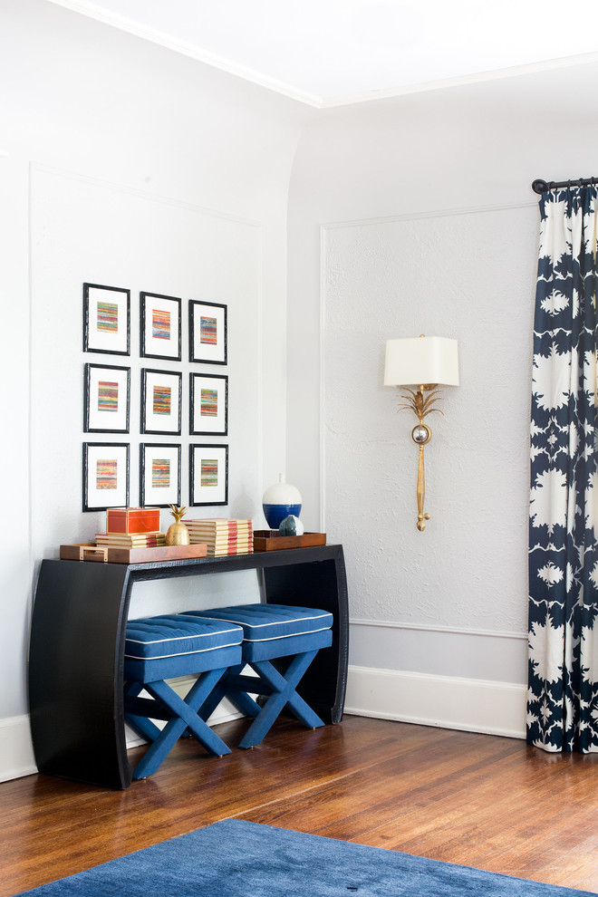 Свежая идея для дизайна: гостиная комната в стиле фьюжн с серыми стенами, темным паркетным полом и коричневым полом - отличное фото интерьера