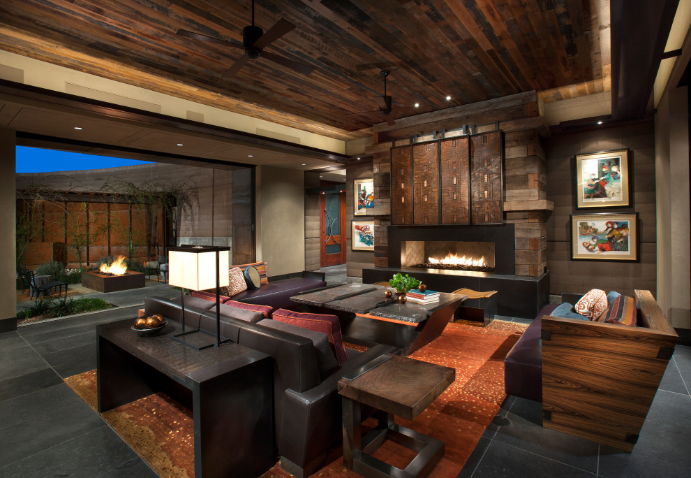 Источник вдохновения для домашнего уюта: парадная, открытая гостиная комната в стиле фьюжн с коричневыми стенами, горизонтальным камином, черным полом и деревянным потолком