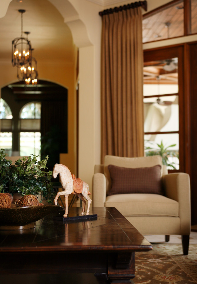 Стильный дизайн: гостиная комната в средиземноморском стиле с красивыми шторами - последний тренд