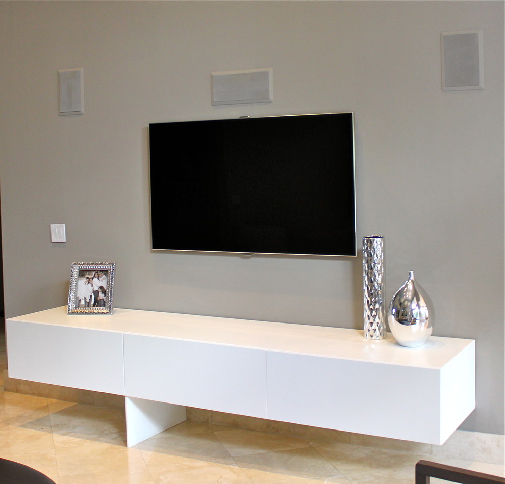 Immagine di un soggiorno minimalista con sala formale, pareti grigie, pavimento in marmo e TV autoportante