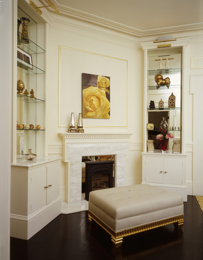 Пример оригинального дизайна: гостиная комната в стиле фьюжн с белыми стенами и угловым камином