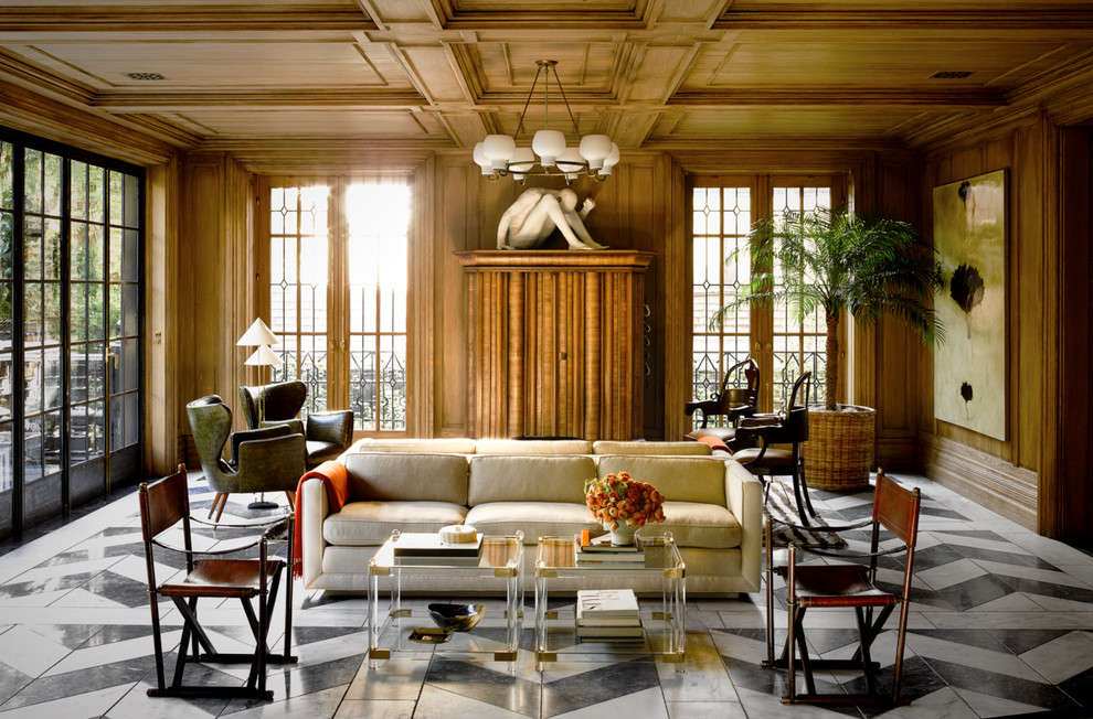 Идея дизайна: большая парадная, изолированная гостиная комната в классическом стиле с коричневыми стенами и разноцветным полом