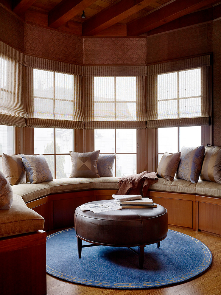 Großes, Repräsentatives, Fernseherloses, Abgetrenntes Klassisches Wohnzimmer mit brauner Wandfarbe, braunem Holzboden, Kamin und Kaminumrandung aus Metall in San Francisco