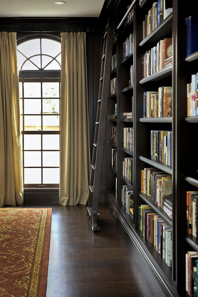 Idee per un soggiorno classico con libreria e tappeto