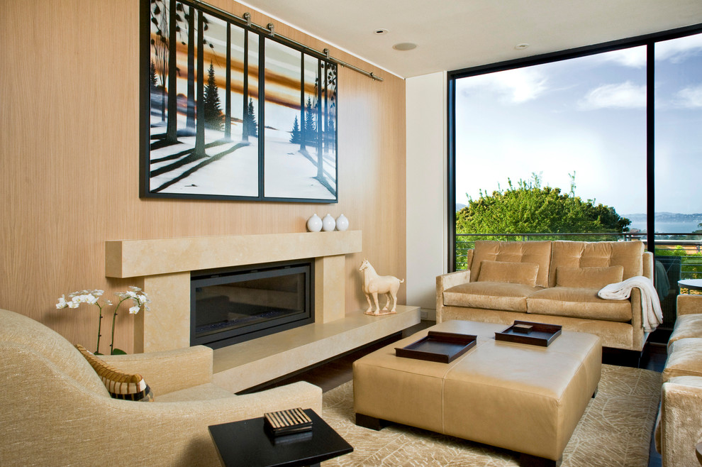 Стильный дизайн: гостиная комната в современном стиле с бежевыми стенами и ковром на полу - последний тренд