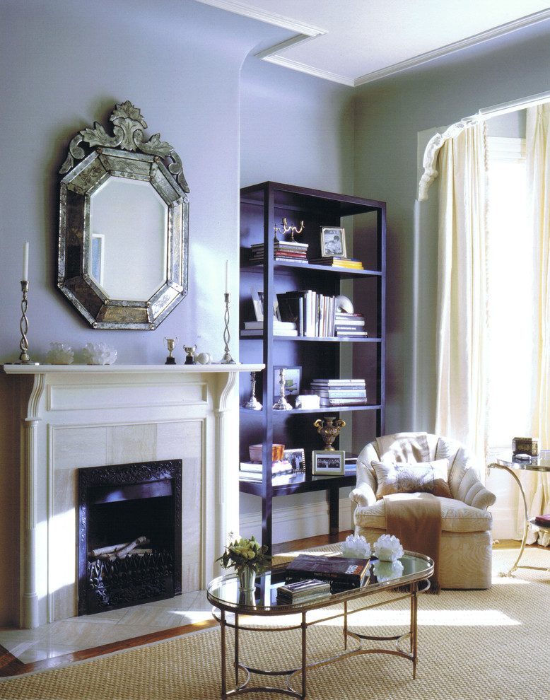 На фото: гостиная комната в стиле фьюжн с фиолетовыми стенами, стандартным камином и ковром на полу