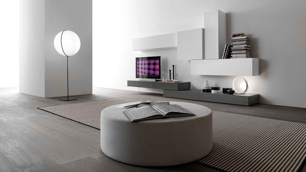 Diseño de salón abierto moderno grande sin chimenea con paredes blancas, suelo de baldosas de porcelana, televisor colgado en la pared y suelo marrón