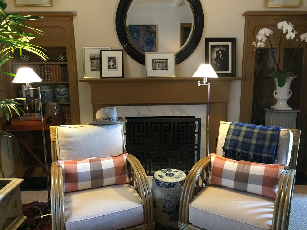 Foto de salón para visitas cerrado, clásico, pequeño, sin televisor, con paredes blancas, suelo de madera oscura, todas las chimeneas, marco de chimenea de piedra y suelo multicolor