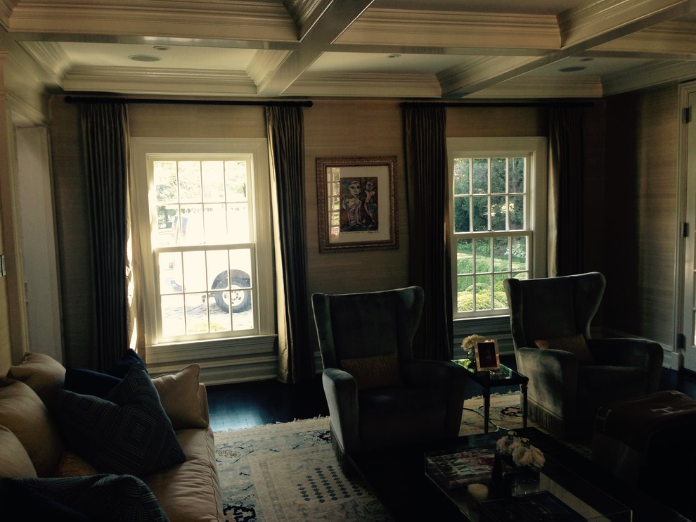 На фото: большая парадная, изолированная гостиная комната в стиле кантри с темным паркетным полом с