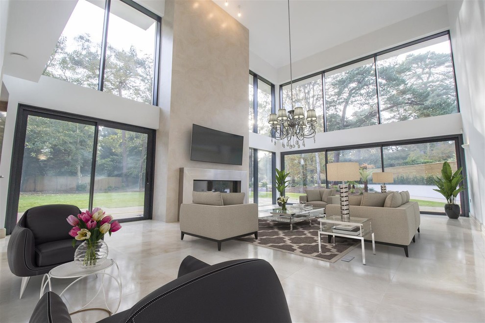 Inspiration pour un très grand salon design ouvert avec une salle de réception, un sol en marbre, un téléviseur fixé au mur et un sol beige.