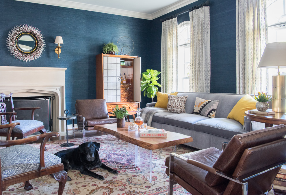 ダラスにあるラグジュアリーな広いトランジショナルスタイルのおしゃれなリビング (青い壁、濃色無垢フローリング、標準型暖炉、石材の暖炉まわり、茶色い床) の写真