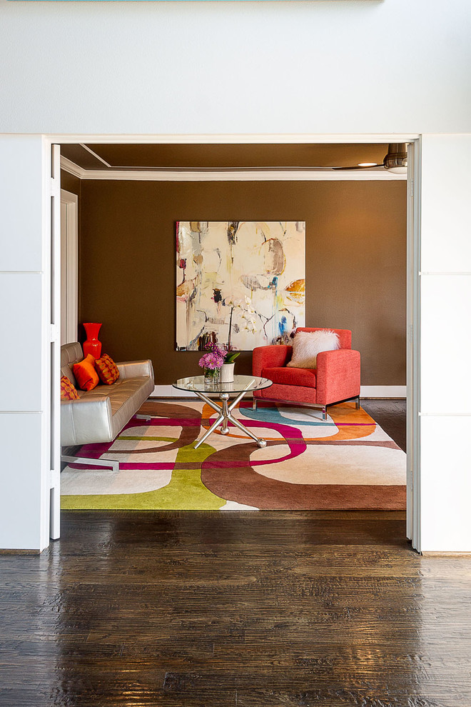 Großes, Repräsentatives, Fernseherloses, Abgetrenntes Modernes Wohnzimmer ohne Kamin mit brauner Wandfarbe und dunklem Holzboden in Dallas