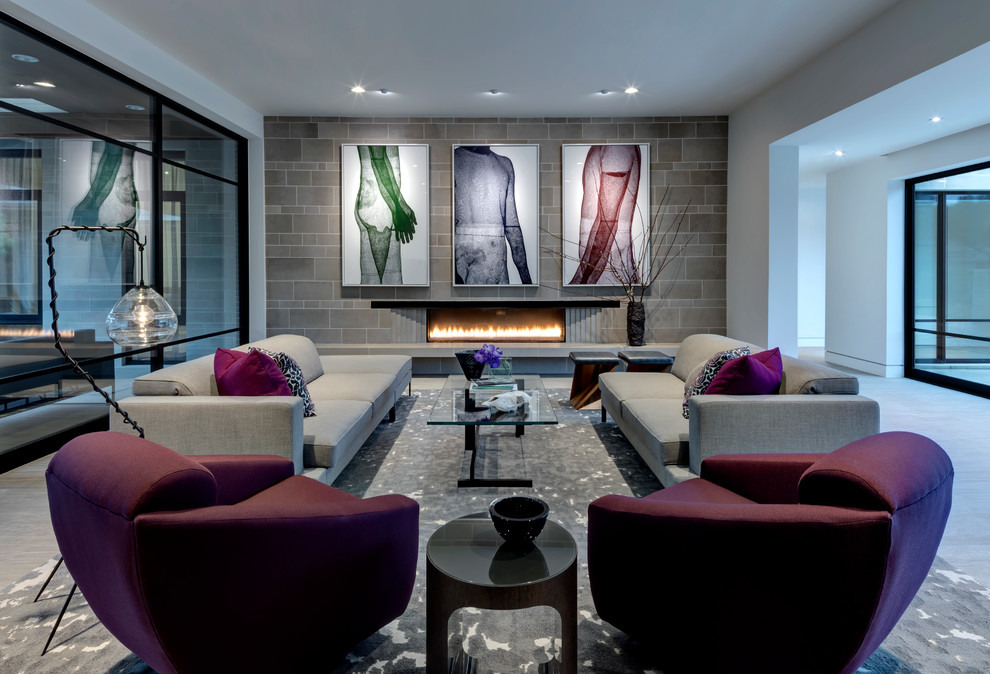 Cette image montre un salon design ouvert avec un mur gris, une cheminée ribbon, un manteau de cheminée en carrelage, aucun téléviseur et un sol gris.
