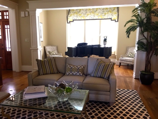 Immagine di un soggiorno stile americano di medie dimensioni e aperto con pareti gialle, moquette e nessun camino