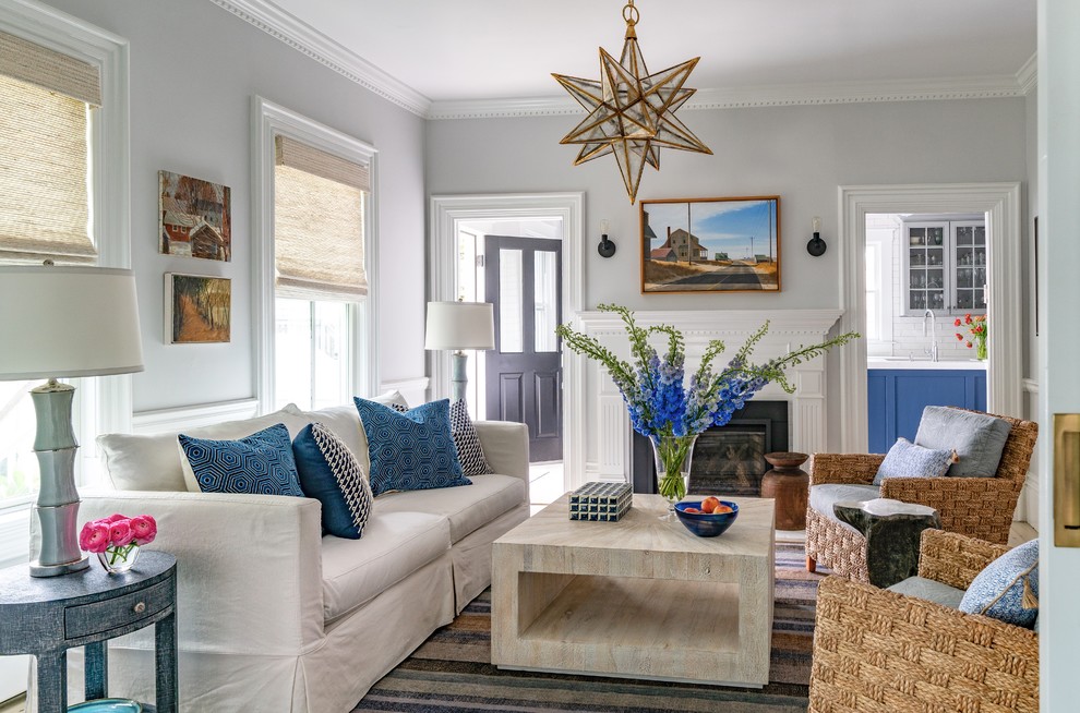 Стильный дизайн: парадная, изолированная гостиная комната среднего размера в морском стиле с серыми стенами и стандартным камином без телевизора - последний тренд
