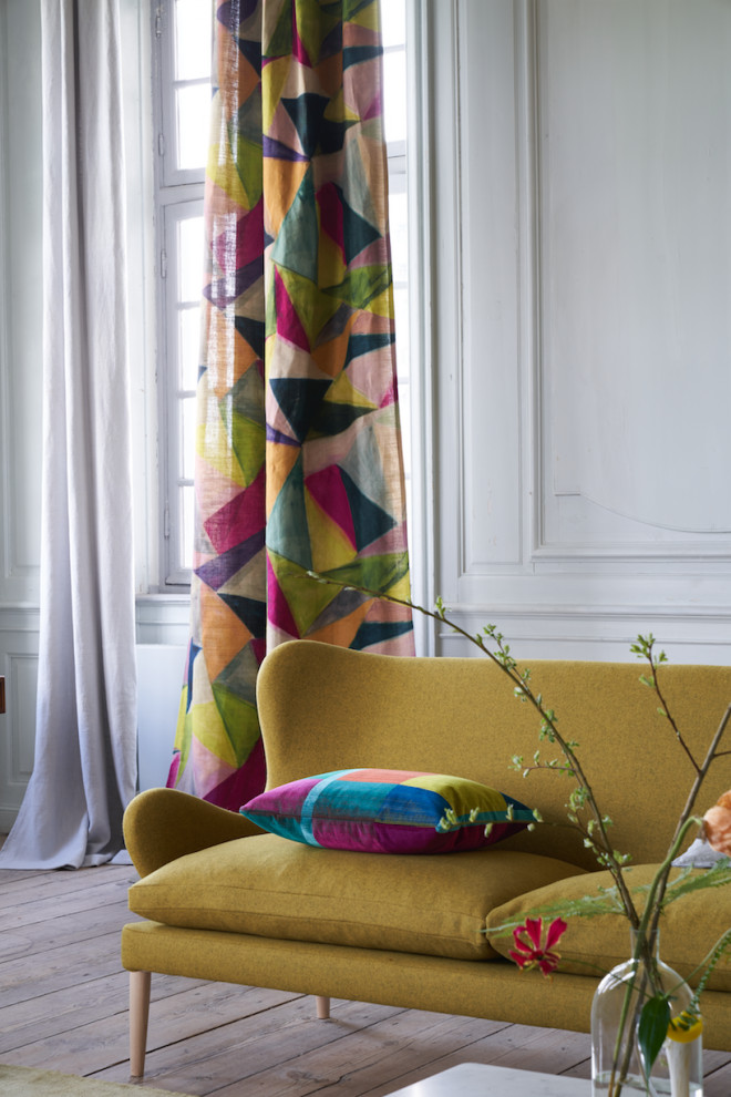Foto di un soggiorno moderno con parquet chiaro, pavimento beige, pannellatura e pareti bianche