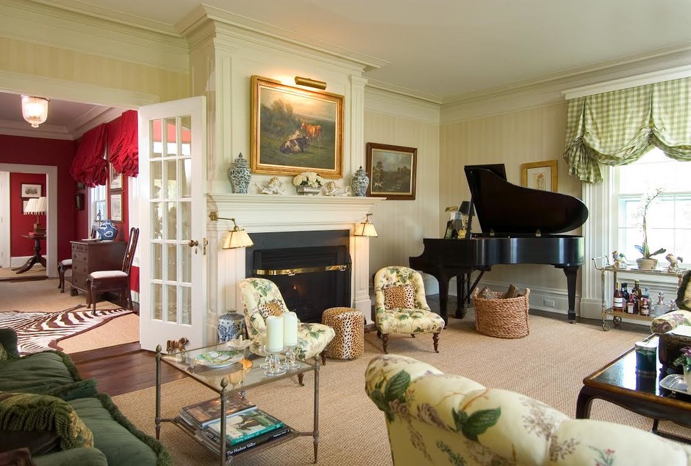 Пример оригинального дизайна: большая открытая гостиная комната в классическом стиле с музыкальной комнатой, желтыми стенами, темным паркетным полом, стандартным камином, фасадом камина из камня и коричневым полом