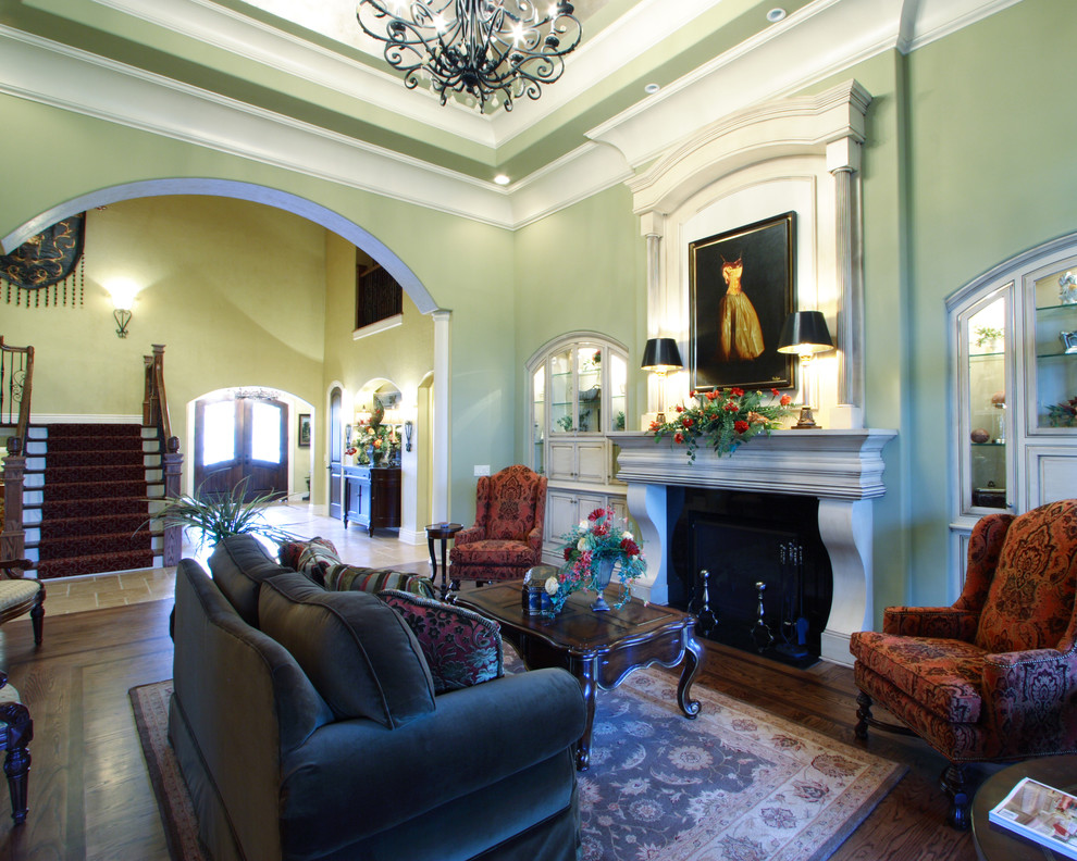Klassisches Wohnzimmer mit grüner Wandfarbe in Cincinnati