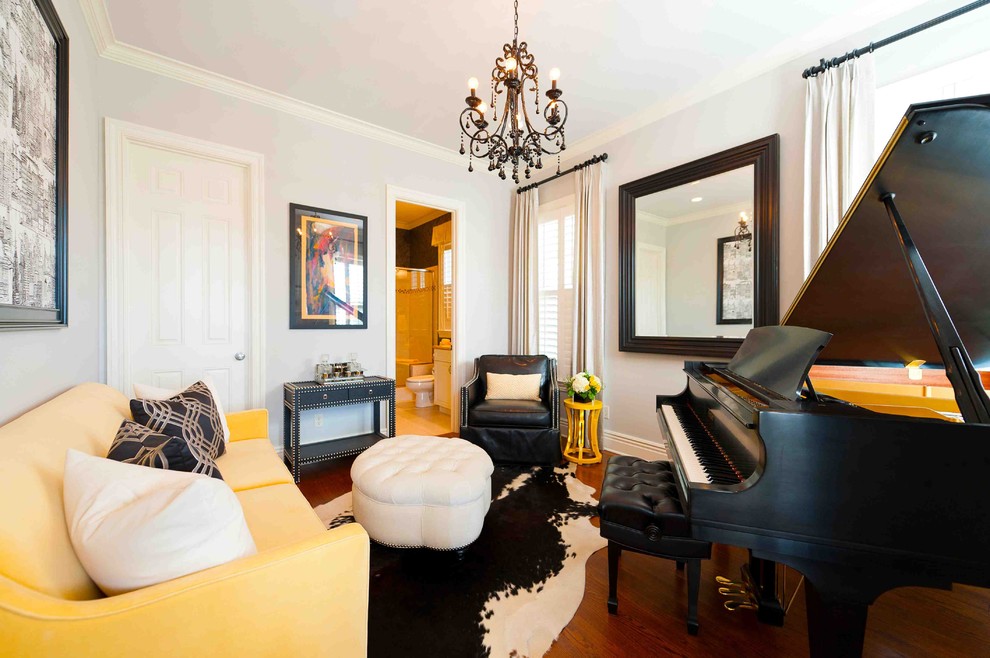 На фото: гостиная комната в классическом стиле с музыкальной комнатой и красивыми шторами