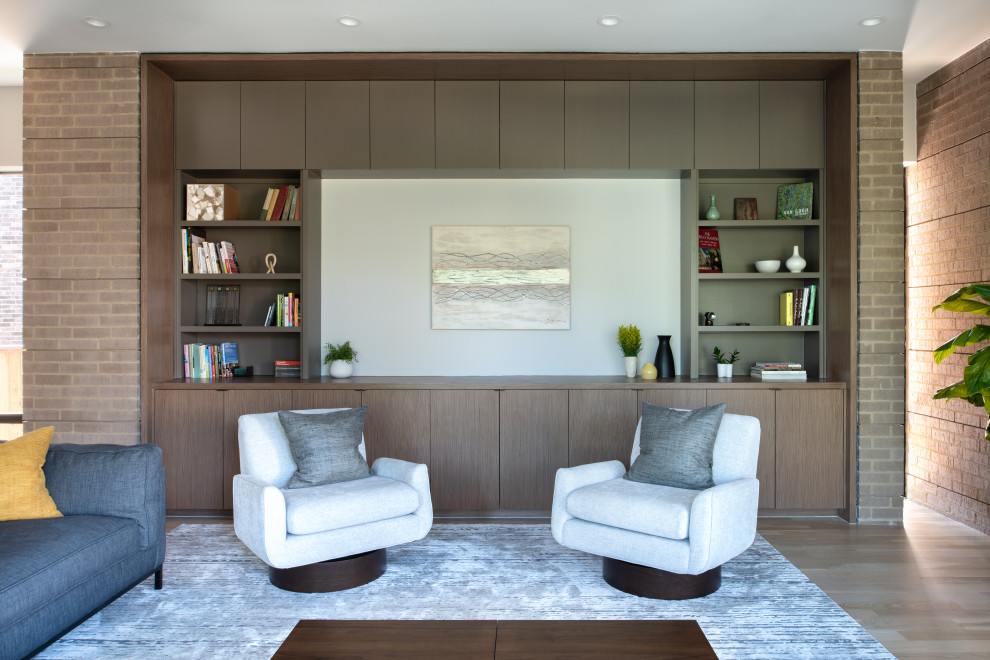 Стильный дизайн: открытая гостиная комната среднего размера в стиле ретро с светлым паркетным полом и коричневым полом - последний тренд
