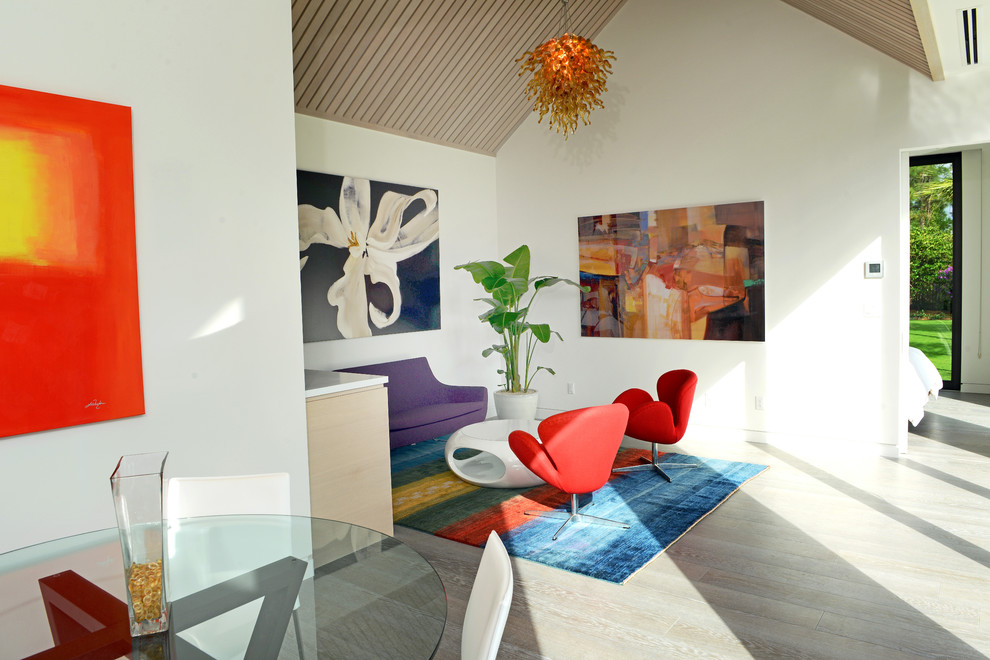 На фото: открытая гостиная комната в современном стиле с белыми стенами и светлым паркетным полом