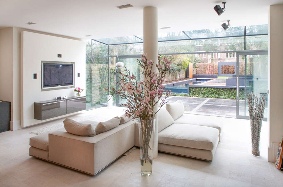 Foto di un soggiorno moderno di medie dimensioni e aperto con sala formale, pareti grigie, TV a parete e pavimento beige