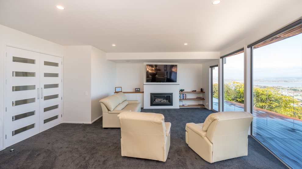 Идея дизайна: открытая гостиная комната среднего размера в стиле модернизм с белыми стенами, ковровым покрытием, стандартным камином, фасадом камина из металла и телевизором на стене