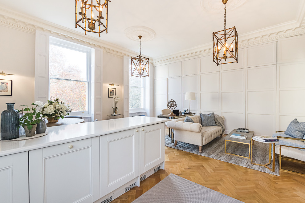 Mittelgroßes, Fernseherloses, Offenes Klassisches Wohnzimmer ohne Kamin mit weißer Wandfarbe, braunem Holzboden und beigem Boden in London