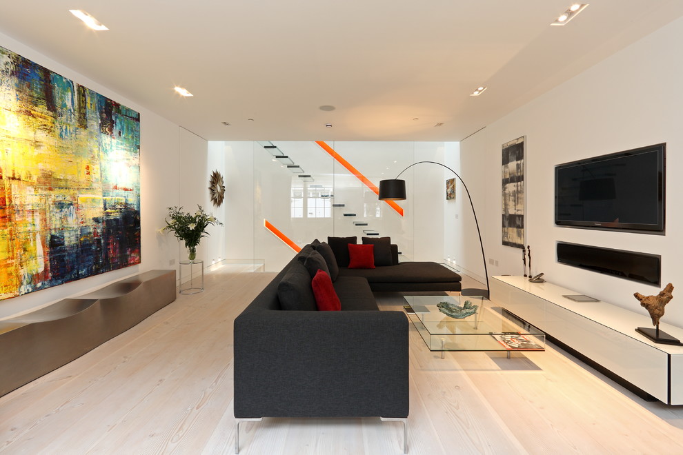 Modernes Wohnzimmer mit weißer Wandfarbe, hellem Holzboden, TV-Wand und beigem Boden in London