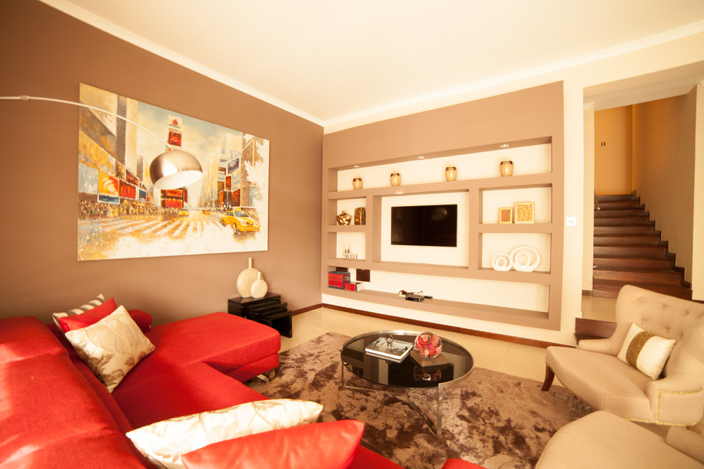 Ejemplo de salón cerrado moderno pequeño con paredes marrones, suelo de baldosas de porcelana y pared multimedia