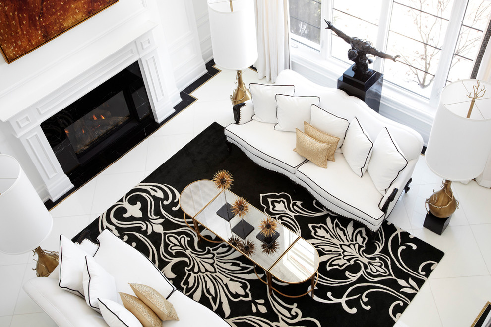 Großes, Repräsentatives, Fernseherloses, Abgetrenntes Modernes Wohnzimmer mit weißer Wandfarbe, Kamin, Kaminumrandung aus Holz und Keramikboden in Toronto