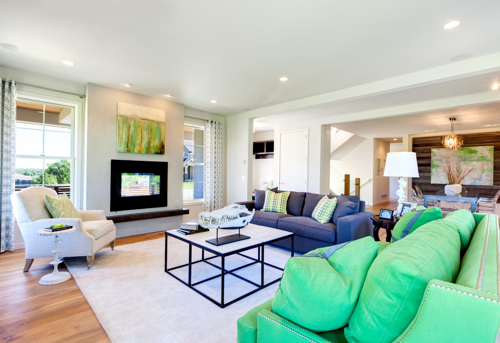 Offenes Modernes Wohnzimmer mit weißer Wandfarbe, braunem Holzboden und Tunnelkamin in Minneapolis