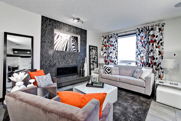 Пример оригинального дизайна: открытая гостиная комната среднего размера в современном стиле с белыми стенами, полом из керамической плитки, горизонтальным камином, фасадом камина из плитки и телевизором на стене