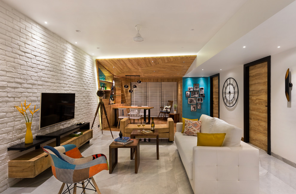 На фото: гостиная комната в современном стиле с белыми стенами, телевизором на стене и белым полом с