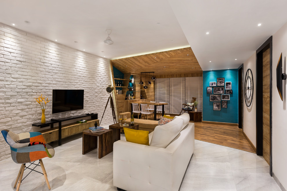 Стильный дизайн: открытая гостиная комната в современном стиле с белыми стенами, мраморным полом, телевизором на стене, белым полом и акцентной стеной - последний тренд