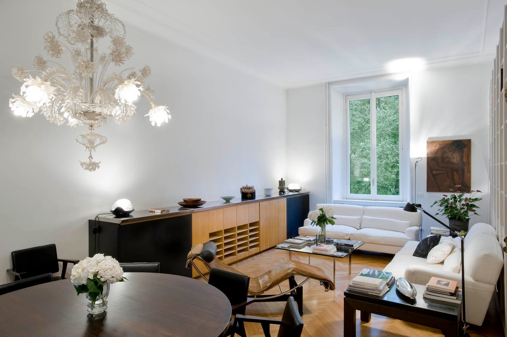 Idee per un soggiorno nordico di medie dimensioni e aperto con sala formale, pareti bianche e parquet chiaro