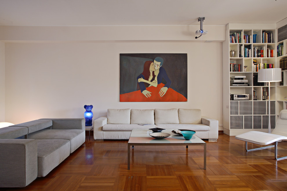 Foto de salón actual grande con suelo de madera en tonos medios y paredes blancas