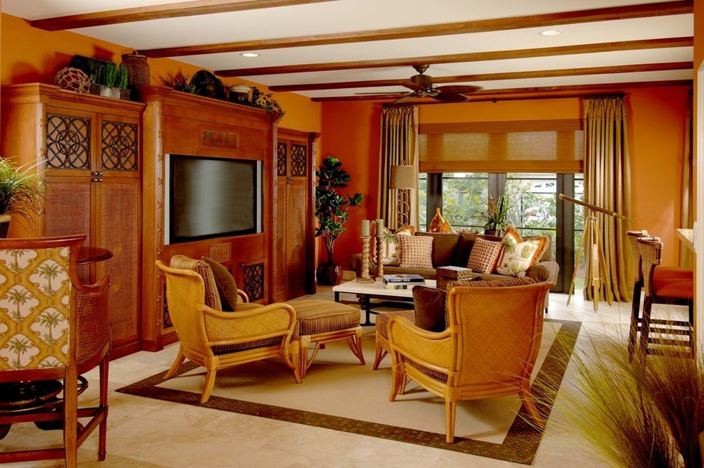 Foto på ett vardagsrum, med orange väggar och travertin golv