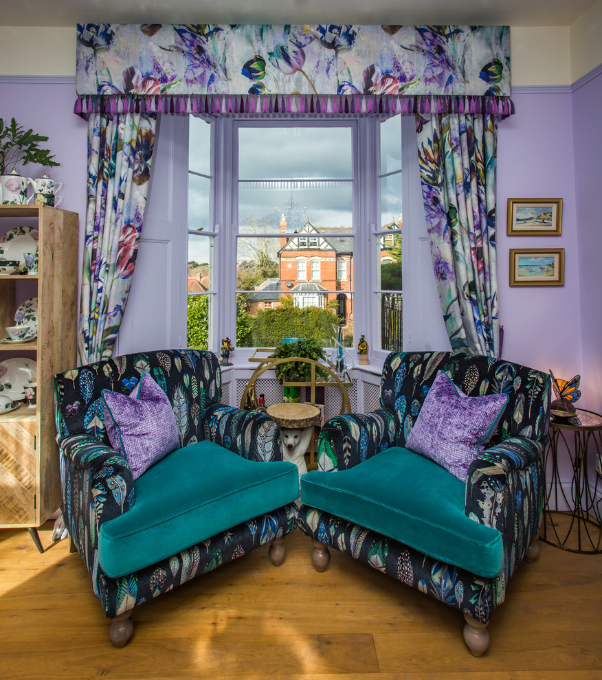Foto di un soggiorno tropicale con pareti viola