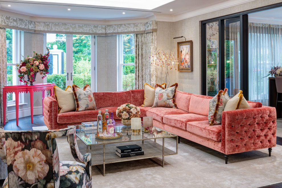 Cette image montre un salon gris et rose design avec une salle de réception, un mur beige et du papier peint.