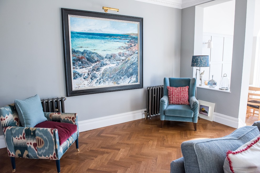 Foto de salón abierto clásico de tamaño medio con suelo de madera en tonos medios