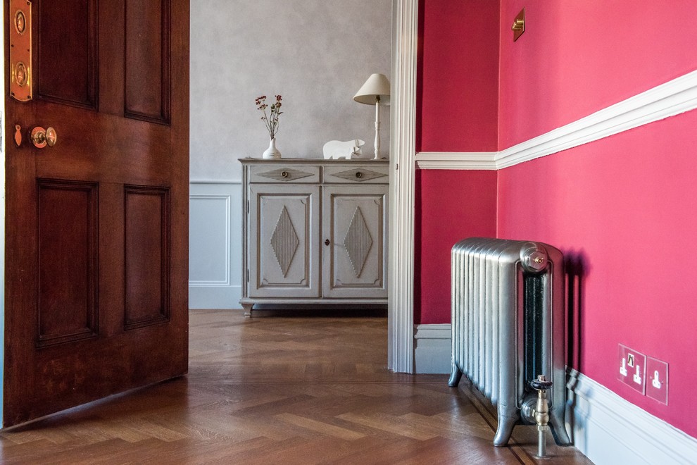 Imagen de salón abierto tradicional de tamaño medio con suelo de madera en tonos medios