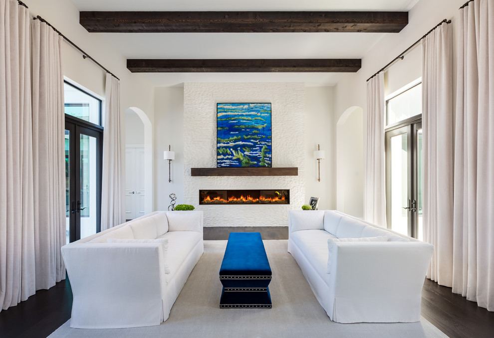 На фото: парадная гостиная комната в стиле неоклассика (современная классика) с белыми стенами, светлым паркетным полом, горизонтальным камином и ковром на полу без телевизора с