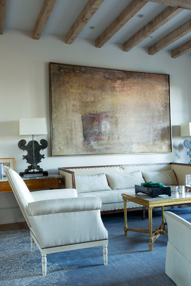 Mittelgroßes, Fernseherloses Klassisches Wohnzimmer ohne Kamin mit weißer Wandfarbe in Sonstige