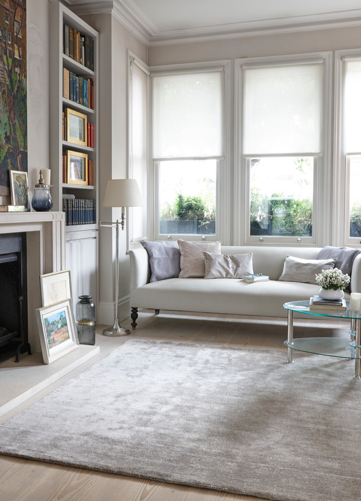 Großes, Repräsentatives, Fernseherloses, Offenes Klassisches Wohnzimmer mit beiger Wandfarbe, hellem Holzboden und Kamin in London