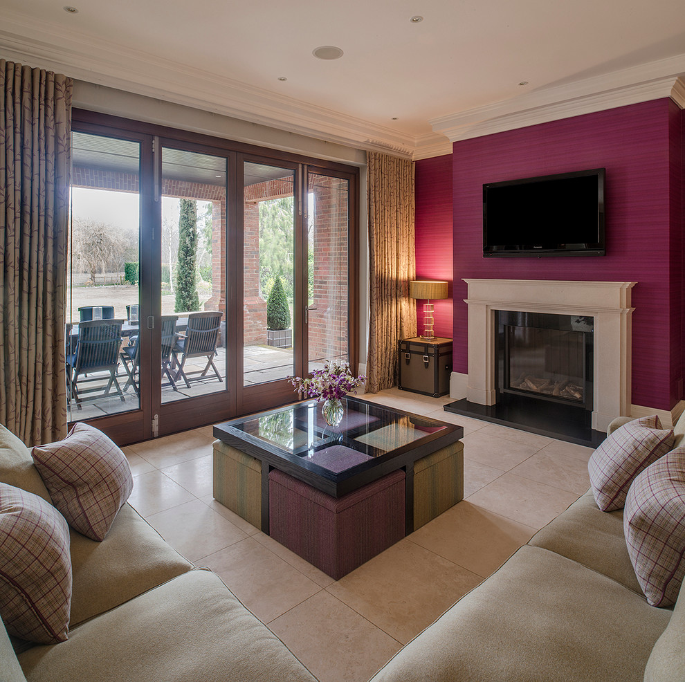 Пример оригинального дизайна: большая открытая гостиная комната в современном стиле с розовыми стенами и телевизором на стене