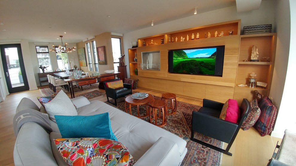 Imagen de salón abierto de estilo zen grande con suelo de madera clara, marco de chimenea de metal y pared multimedia